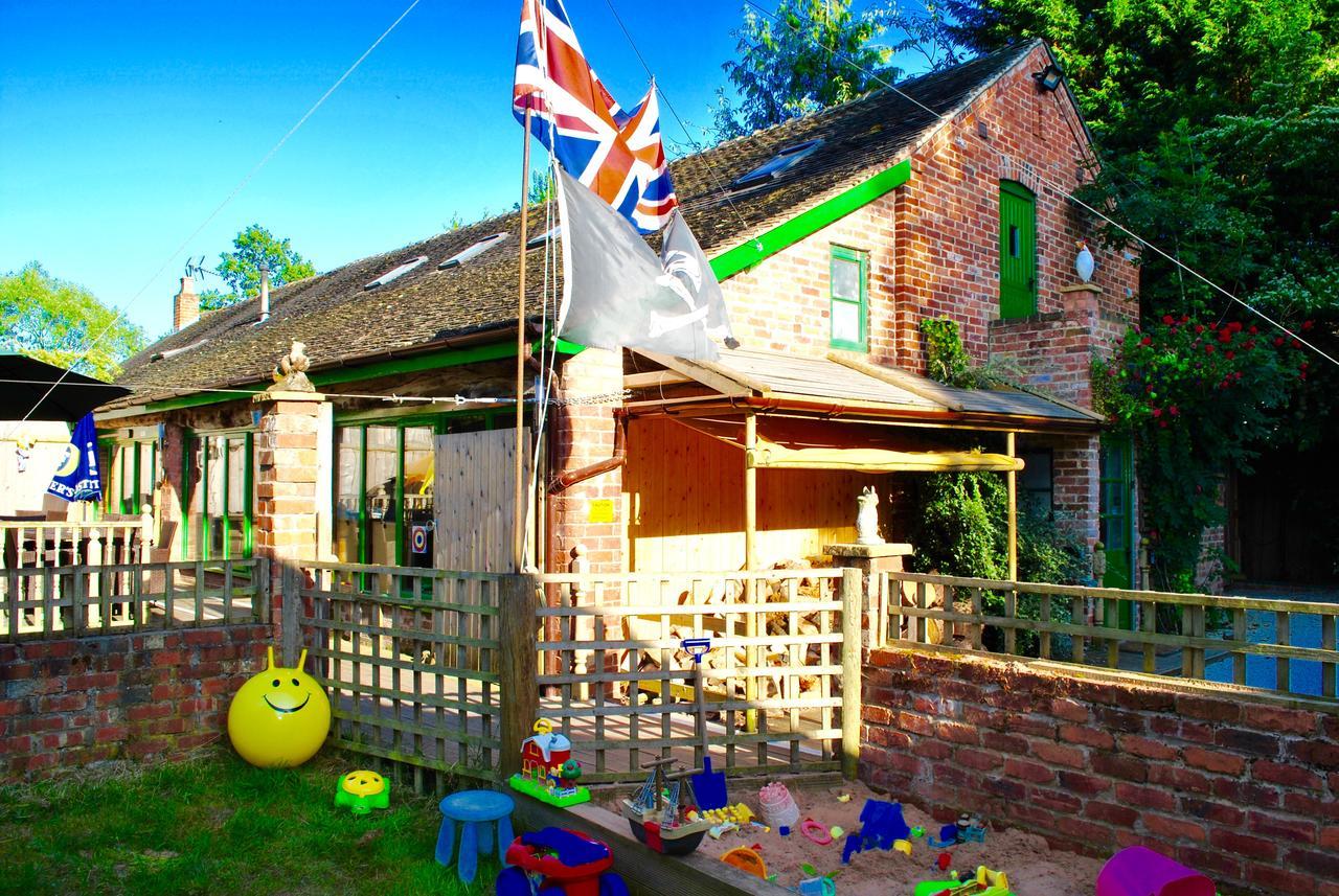 Villa Squirrel Barn Milwich Exterior foto